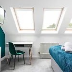 Sleek Stylish House 2 Parking - Hot Tub & Arcade