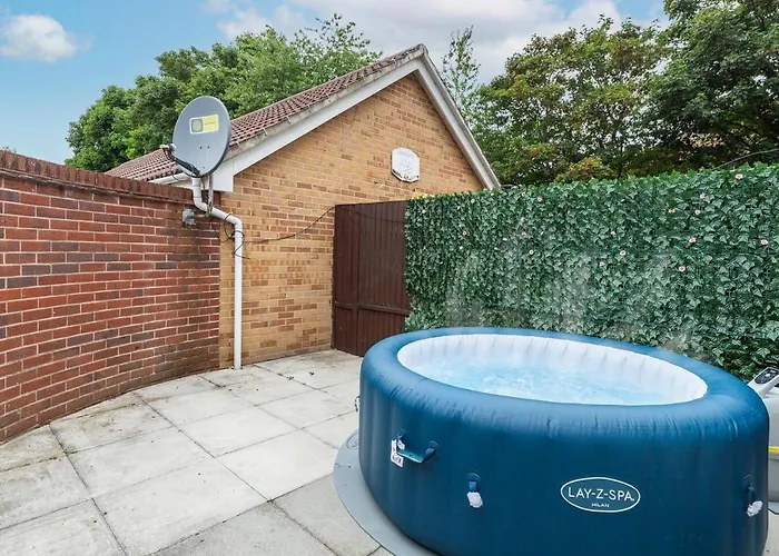 Sleek Stylish House 2 Parking - Hot Tub & Arcade