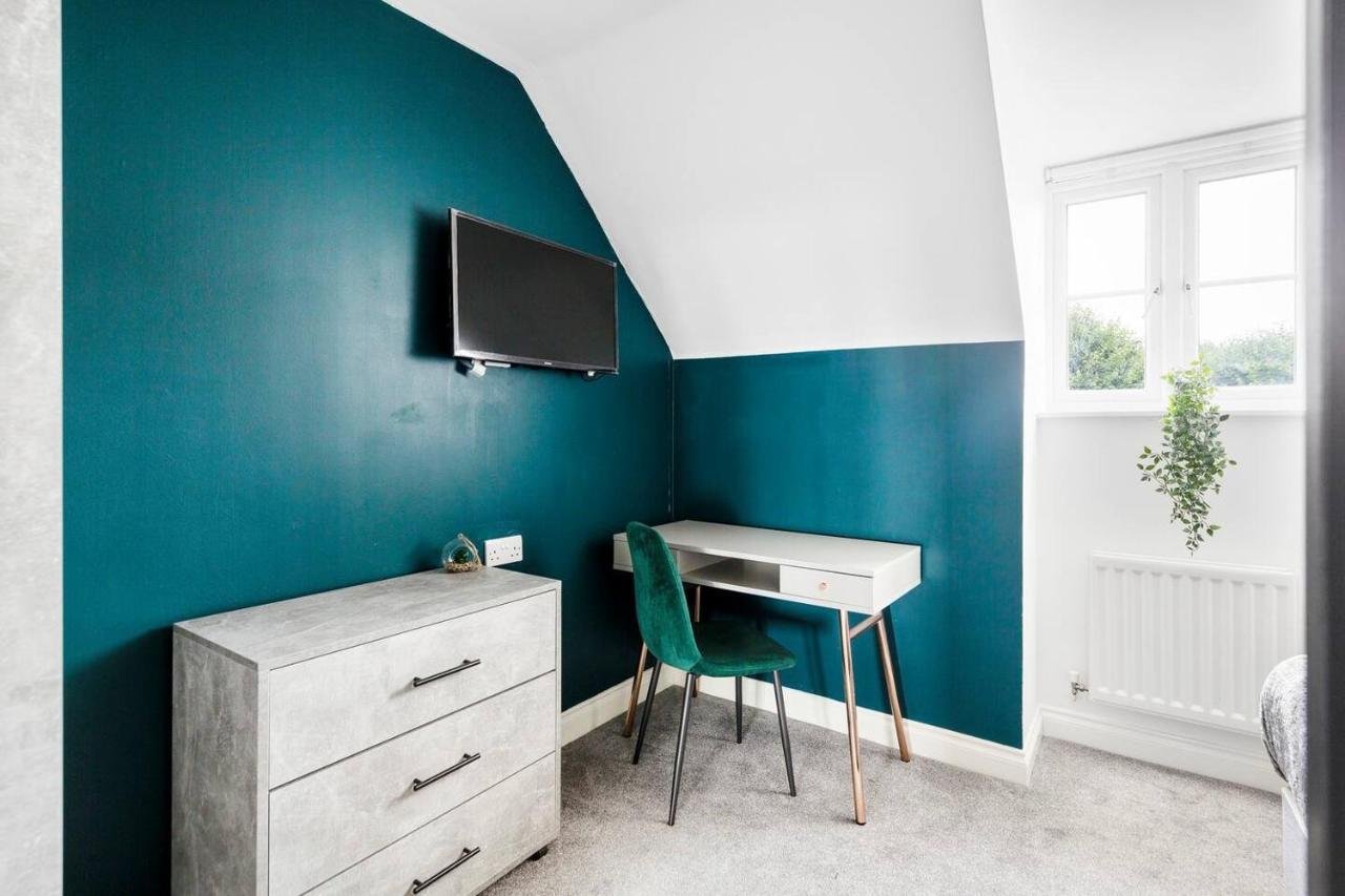 Sleek Stylish House 2 Parking - Hot Tub & Arcade Apartment Bristol