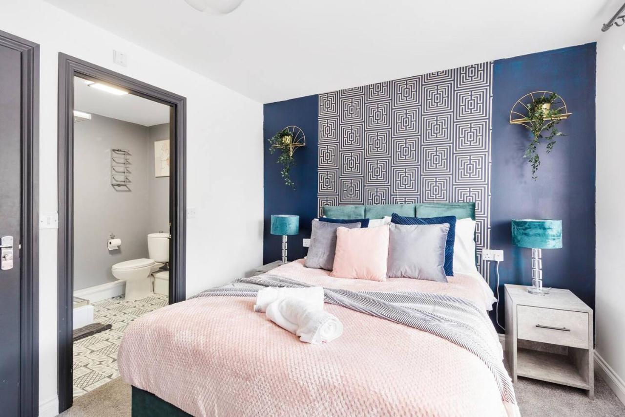 Sleek Stylish House 2 Parking - Hot Tub & Arcade Apartment *