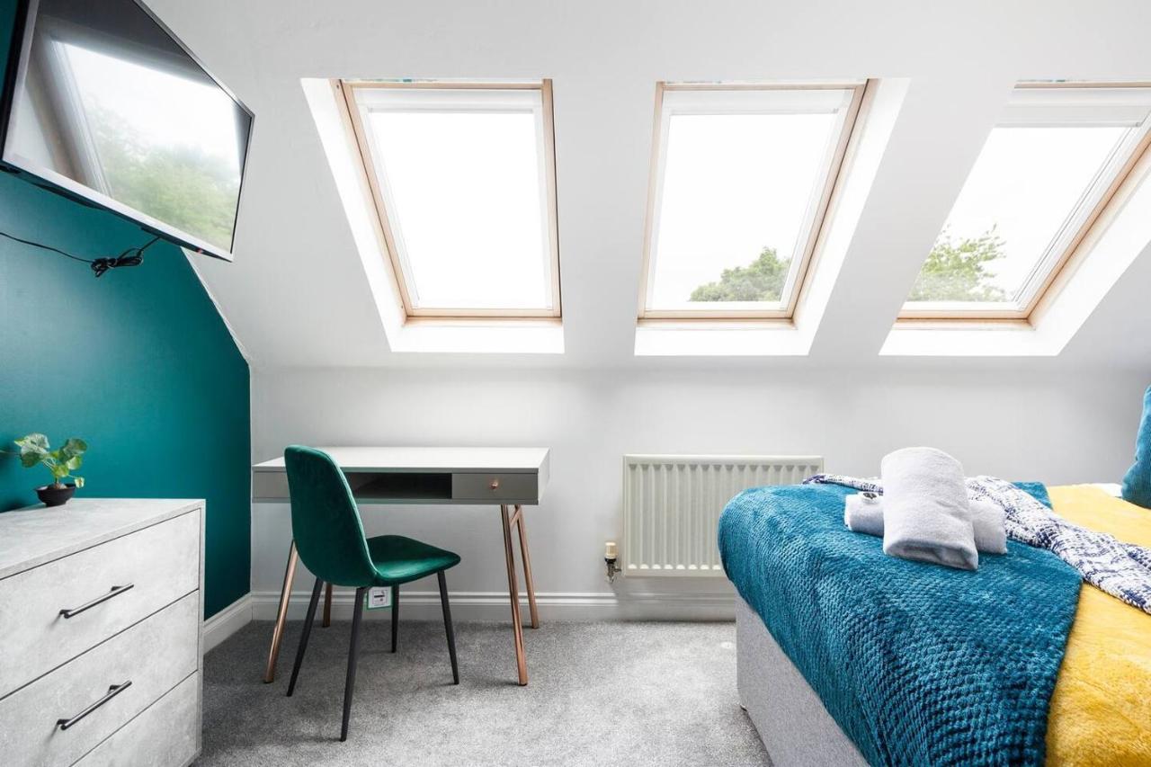 Sleek Stylish House 2 Parking - Hot Tub & Arcade * Bristol