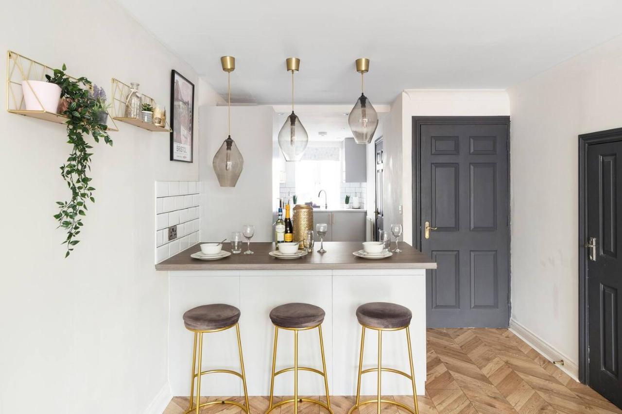 Sleek Stylish House 2 Parking - Hot Tub & Arcade * Bristol