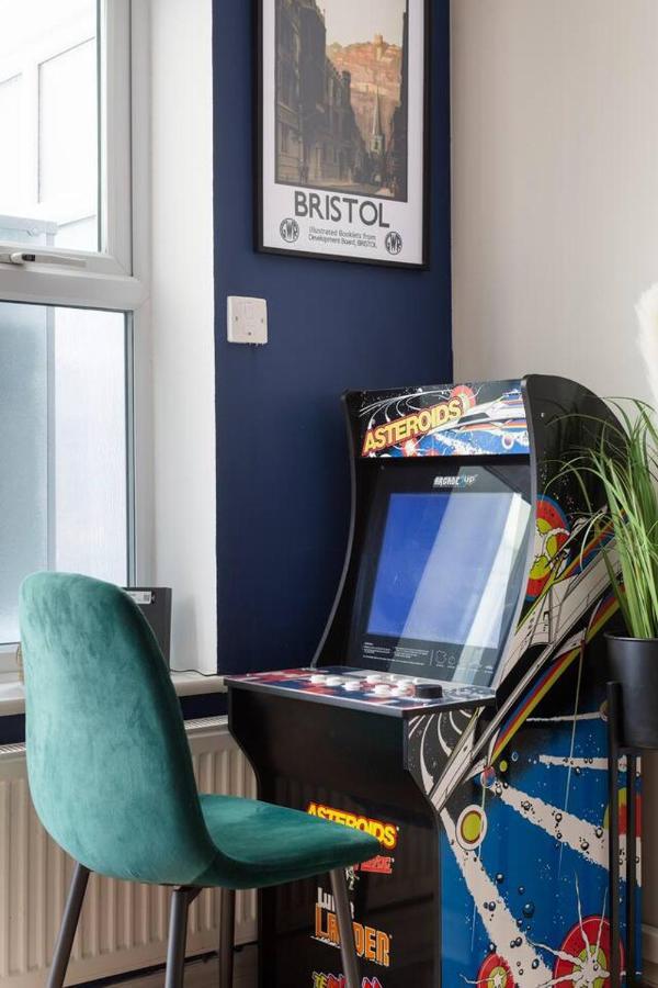 Sleek Stylish House 2 Parking - Hot Tub & Arcade Apartment Bristol