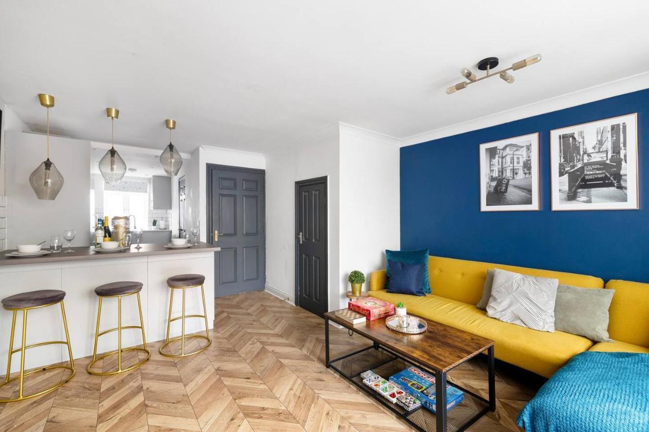 Sleek Stylish House 2 Parking - Hot Tub & Arcade Apartment *