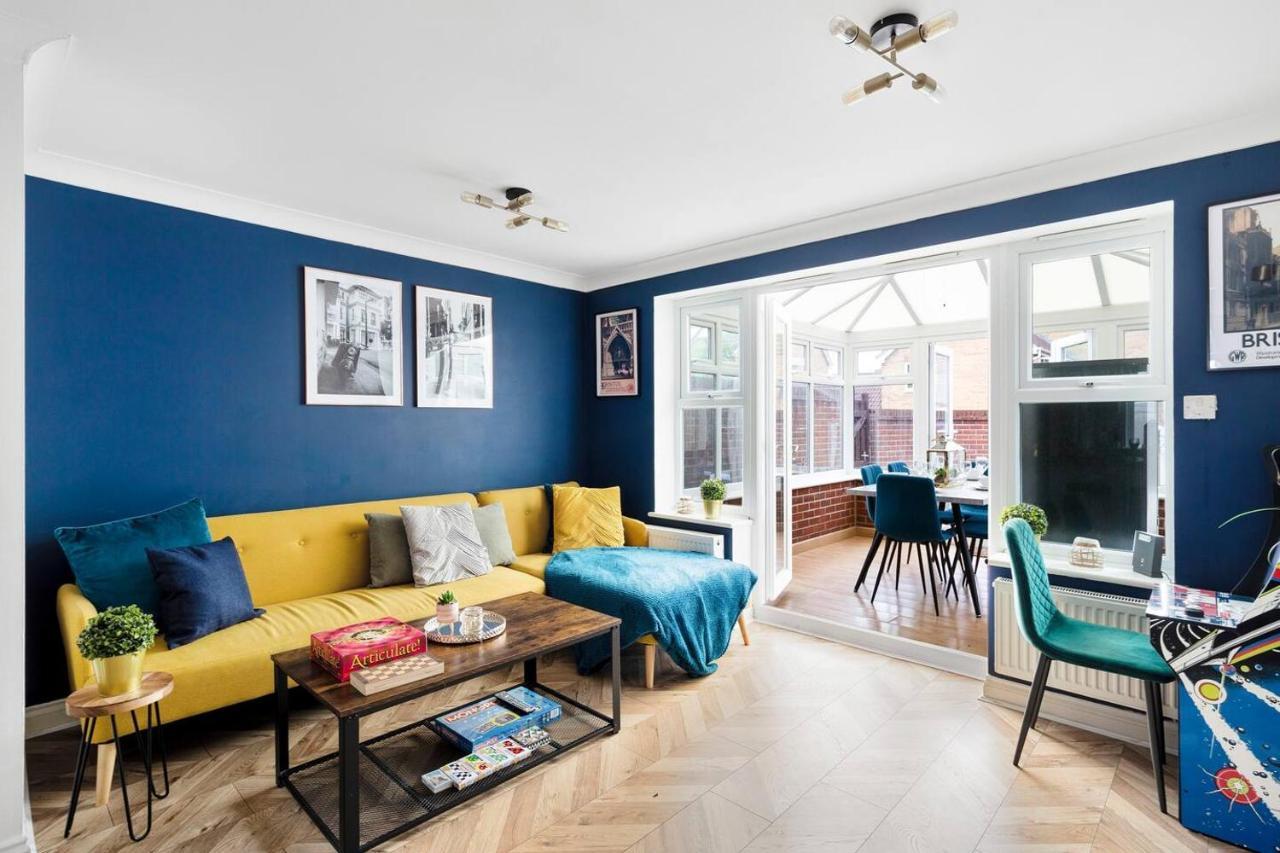 Sleek Stylish House 2 Parking - Hot Tub & Arcade Apartment