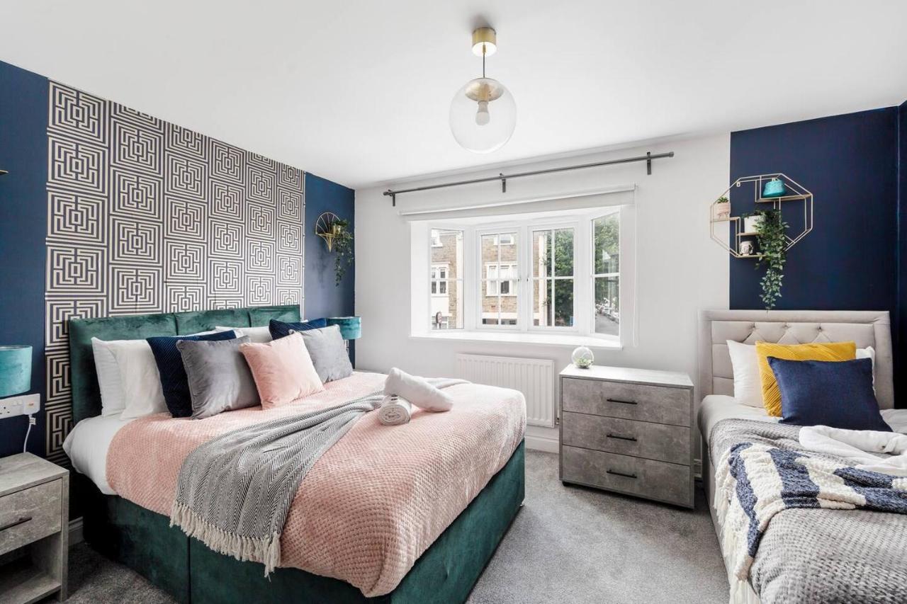 Sleek Stylish House 2 Parking - Hot Tub & Arcade Apartment *
