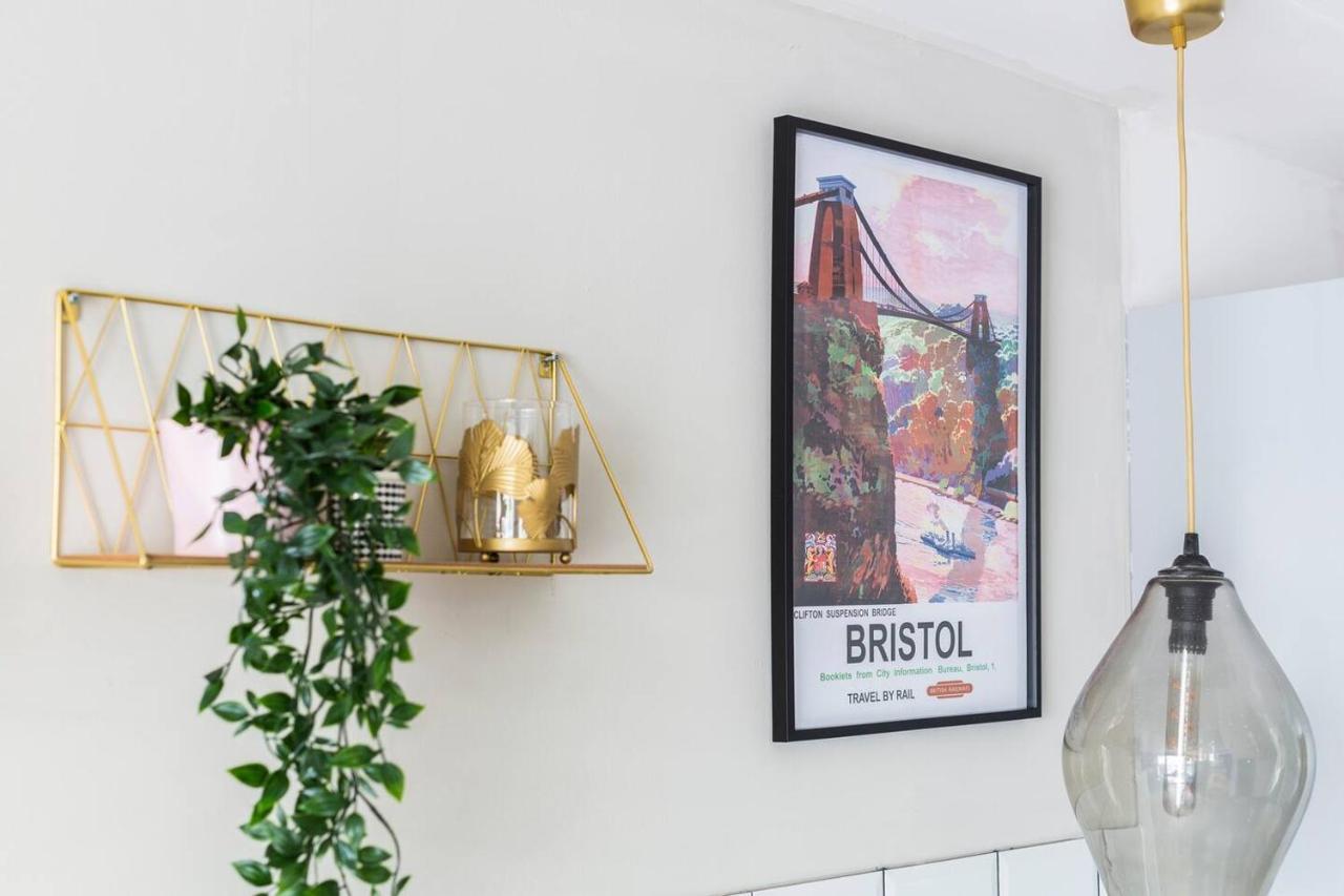 Sleek Stylish House 2 Parking - Hot Tub & Arcade Apartment Bristol