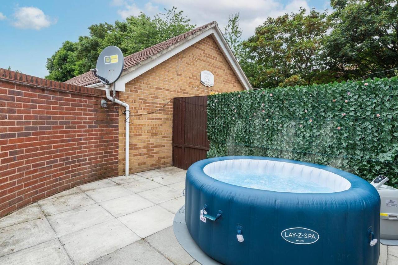 Sleek Stylish House 2 Parking - Hot Tub & Arcade Bristol